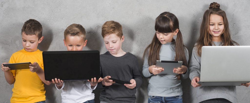 jóvenes utilizando tecnología en un entorno educativo de forma responsable